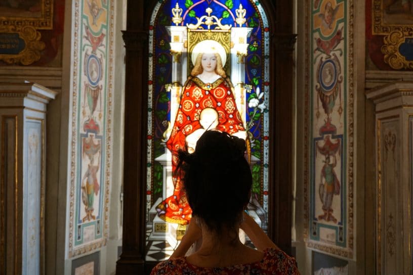 Bez tebe smo samo zrno pijeska što ga vjetar kroz pustinju nosi