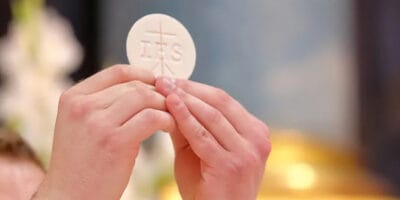 ČUDO! HOSTIJA SNIMLJENA KAKO PULSIRA