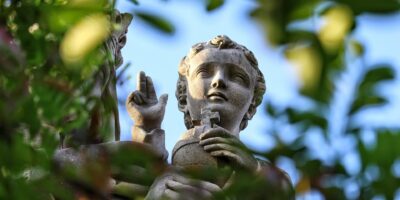 TKO GOD JU MOLI NALAZI OVU MILOST