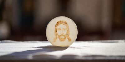 ŽIVI ISUSE U HOSTIJI